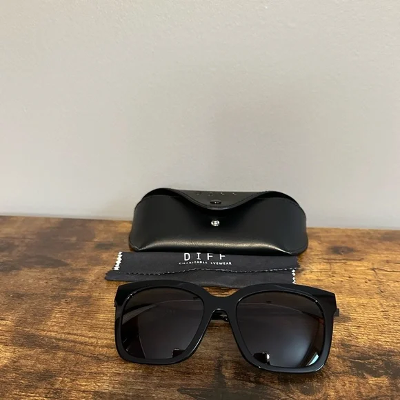 Diff Eyewear Black Sunglasses with Case - Picture 3 of 12